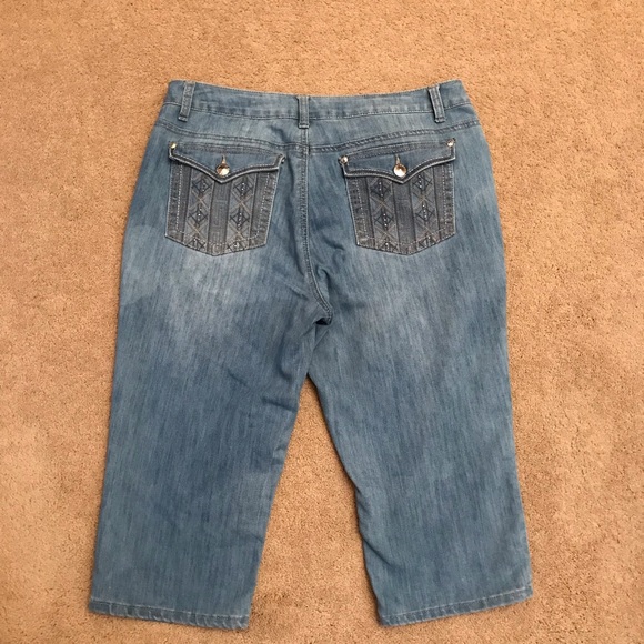 JW Style Denim Blue Jeans Size 12 Capris Distressed Embroidered Touch of Bling - Picture 4 of 14